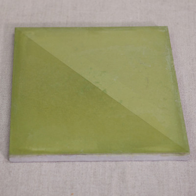 Denna gröna oglaserade kakelplatta är till hälften behandlad med oljevax. Produkten ger en djup och vacker lyster samtidigt som den skyddar och gör ytan vattenavstötande.